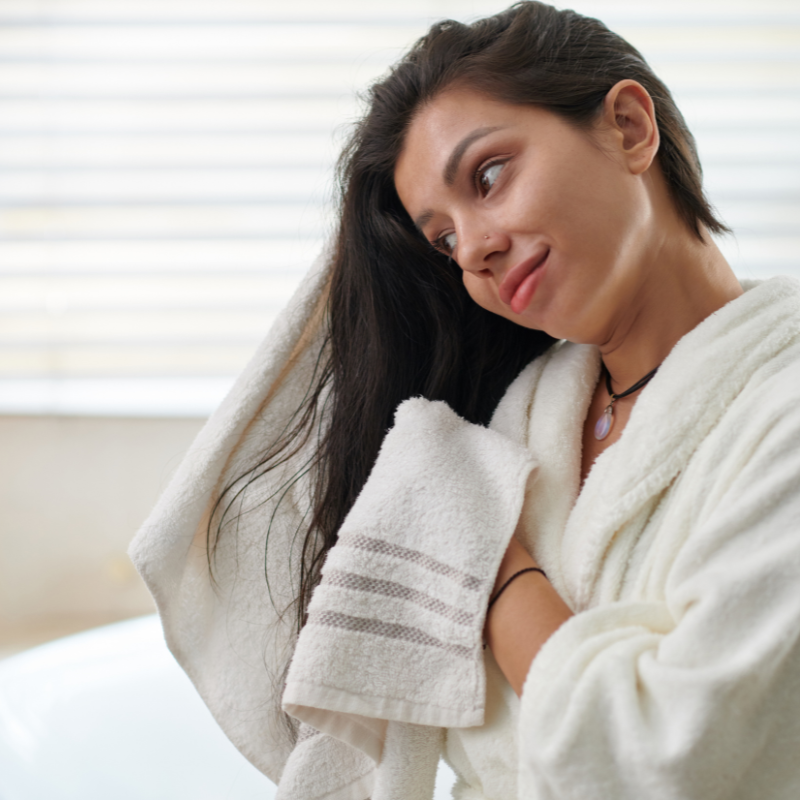 Sušení vlasů ručníkem